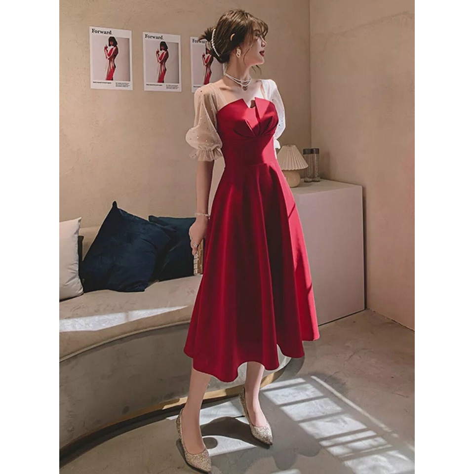 Đầm 2 màu đen và đỏ phối hợp cổ vuông rất sang chảnh họa tiết ống tay ren trắng xinh xắn trẻ trung năng động