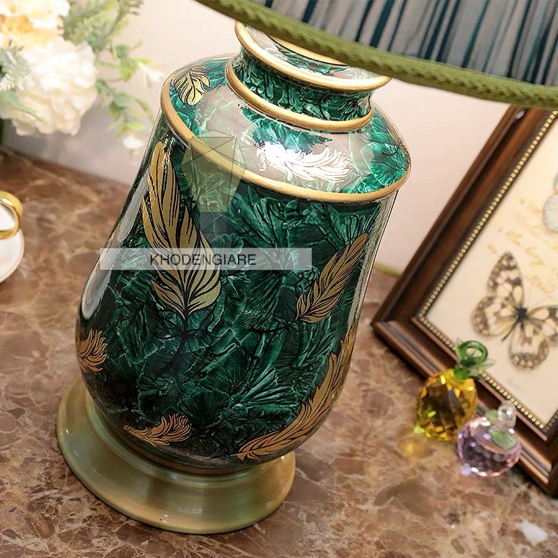 Đèn bàn gốm xanh ngọc bích hoạ tiết lông vũ LUX-2218