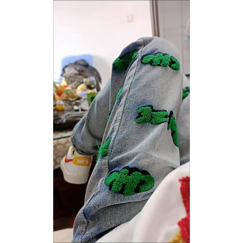 Quần jean unisex ống rộng họa tiết chữ thêu xù phong cách đường phố