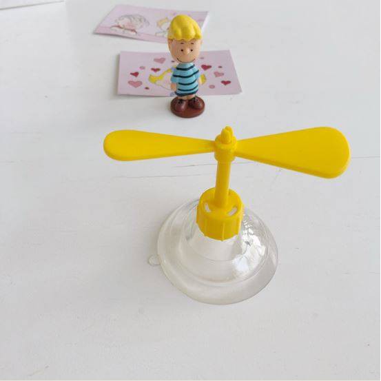 Chong chóng tre gắn nón bảo hiểm hong mang một hình ảnh quen thuộc của tuổi thơ