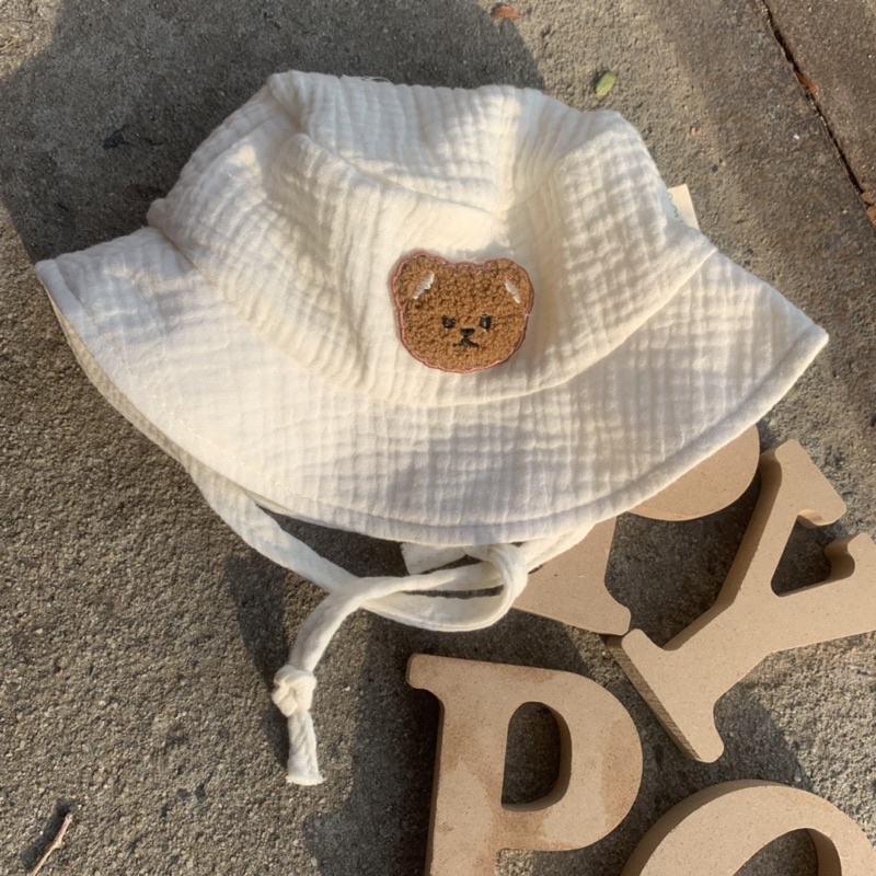 Mũ xô muslin gấu thêu 4 lớp màu trắng kem cho bé