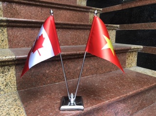 Cờ để bàn canada và việt nam