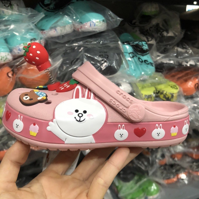 dép cross cho béFREESHIPdép cross cho bé họa tiết xin chào thỏ cute MAI888821 tặng thêm 6jibitz cross