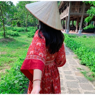 Váy đỏ thổ cẩm