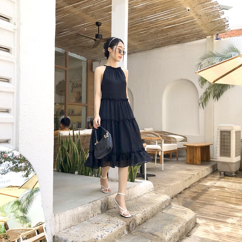 Váy maxi cổ yếm chất liệu voan màu đen xếp bèo tầng váy đẹp thích hợp đi biển dự tiệc thời trang dành cho nữ
