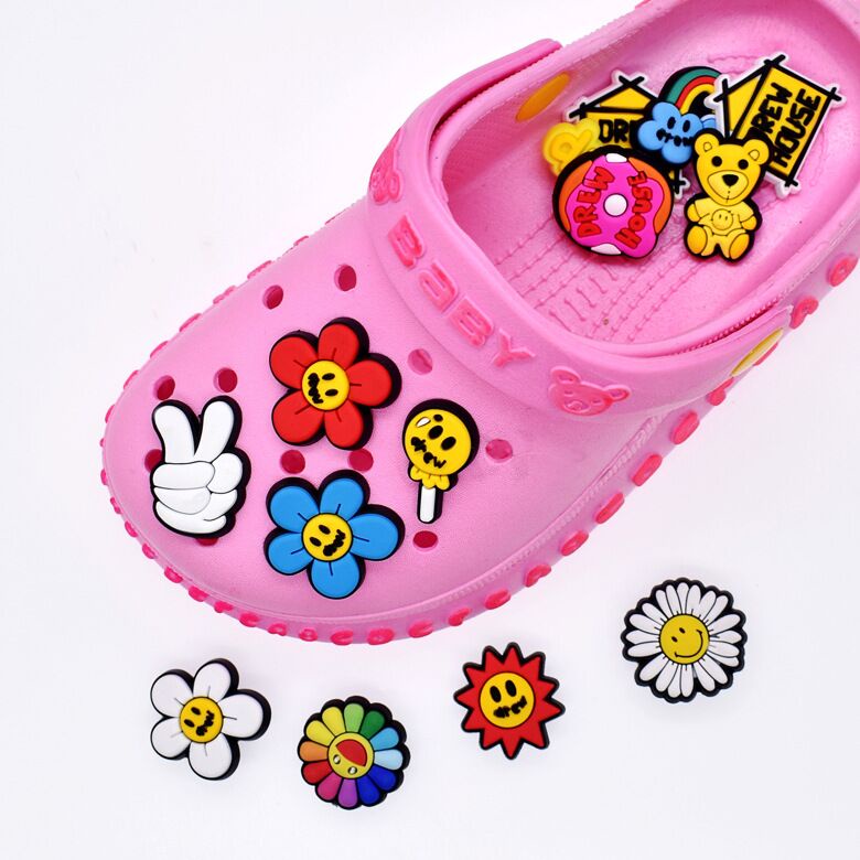 Phụ kiện trang trí cho giày Crocs nhiều kiểu dáng dễ thương bắt mắt