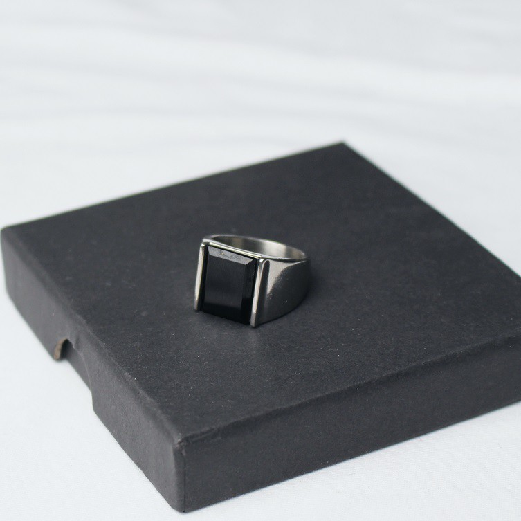Nhẫn Titanium đính đá Onyx - KHÔNG GỈ