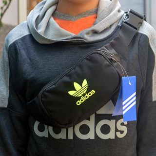 Túi đeo chéo bao tử Adidas màu đen logo xanh lá