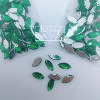 Khoảng 240 viên đá kết hình lá size 7x15mm khoảng 50gr hạt đều đẹp