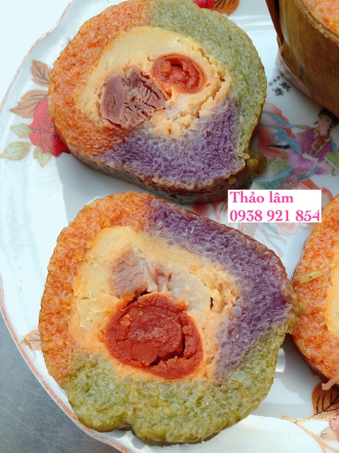 Bánh tét mặn nhân trứng muối