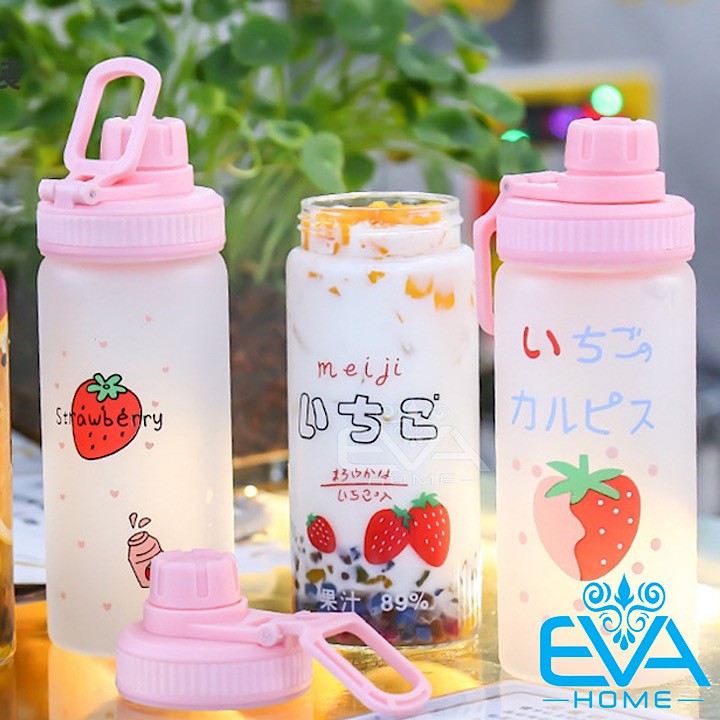 Bình Đựng Nước Thuỷ Tinh Mờ Nắp Bật Có Quai Cầm Dâu Tây Strawberry 500 Ml Tặng Kèm Ống Hút Tiện Lợi M2510