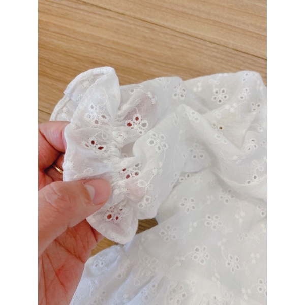váy trắng đục lỗ tay bồng