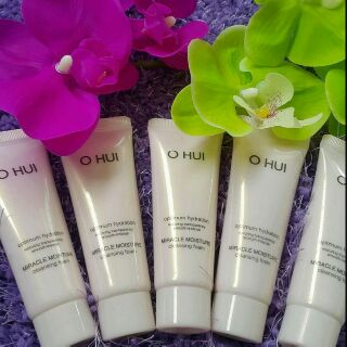 - Sữa rửa mặt Ohui Moisture – Là dòng sản phẩm cao cấp đến từ Hàn Quốc, sữa rửa mặt Ohui Miracle Moisture Cleansing Foa