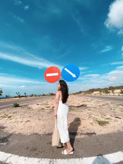 Đầm maxi hồng + trắng hở lưng