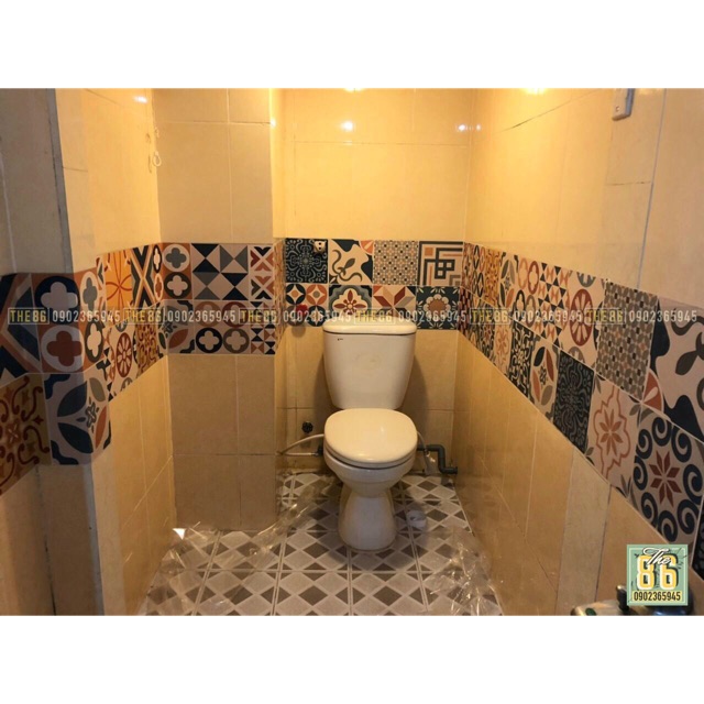 Decal gạch bông dán vách toilet