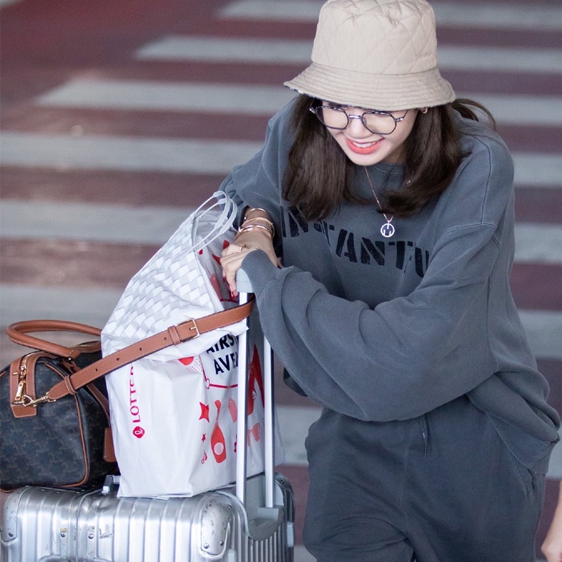 Bộ áo nỉ tay dài + quần dài màu xám phong cách Lisa trong nhóm Blackpink | BigBuy360 - bigbuy360.vn