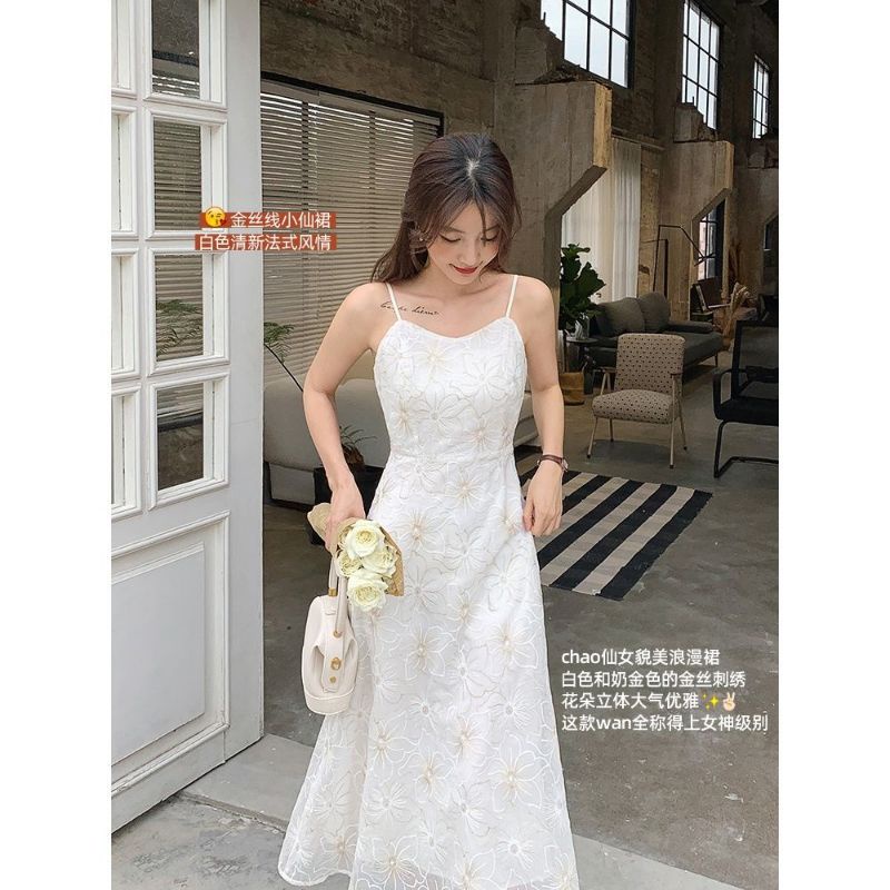 Váy hai dây màu trắng hoạ tiết hoa chỉ vàng