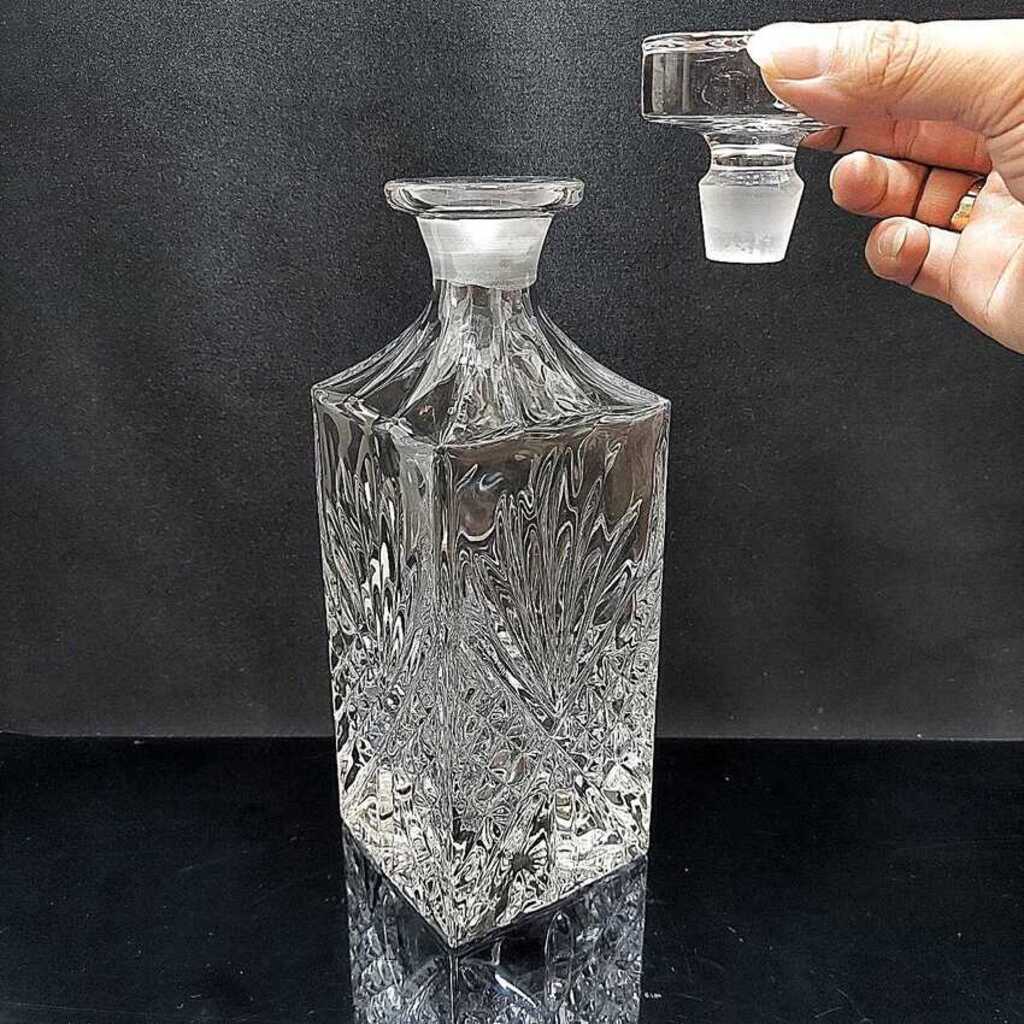 Vỏ Chai Đựng Rượu Đẹp 700ML pha lê mẫu vuông cao hoa văn nổi – Bình Pha Lê Đựng Rượu nắp mài nguyên khối