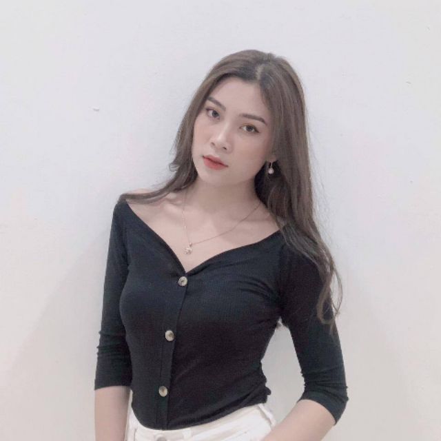 Áo tăm trễ vai đính cúc