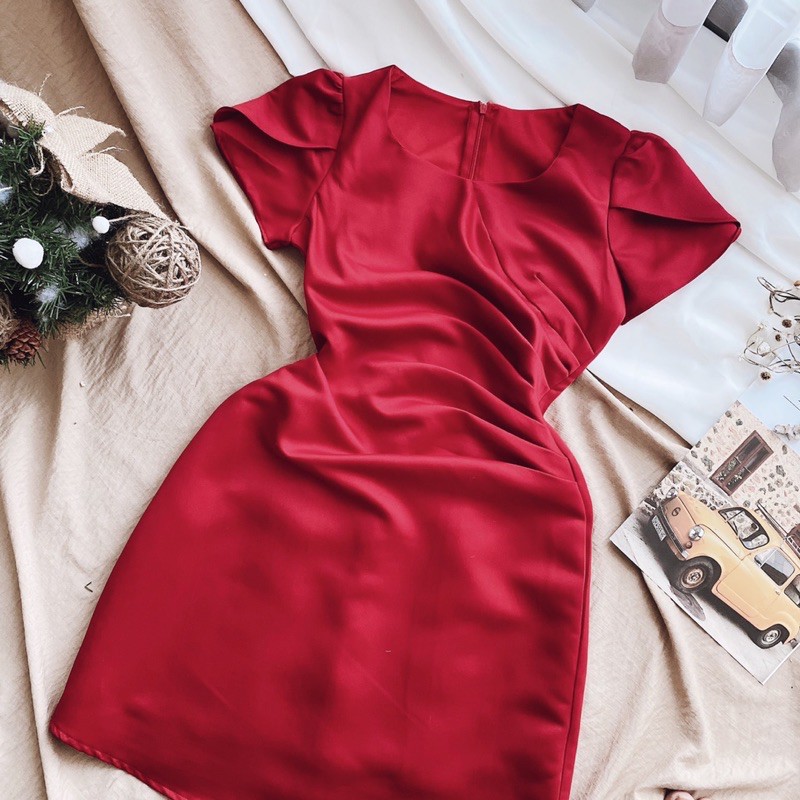 ĐẦM ĐỎ CỔ TRÒN XẾP BÊN EO