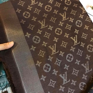 Khăn lv vuông nâu nhũ trắng sale mạnh còn 280k