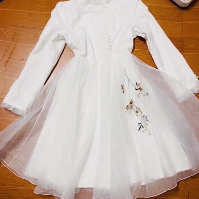 Váy trắng tiểu thư
