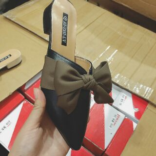 Một ri sục nơ cho khách sĩ