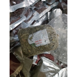táo đỏ khô trên cây