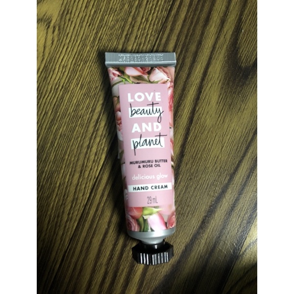 kem dưỡng da tay love beauty and planet.