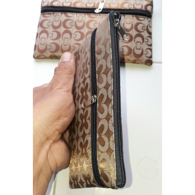 Một chiếc ví_bóp ngang cầm tay bằng vải bóng kích thước 18x10cm