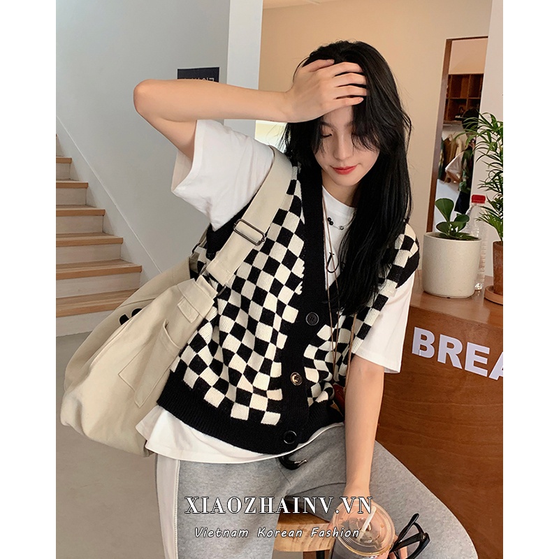 Xiaozhainv Áo khoác cardigan dệt kim sát nách dáng rộng sọc ca rô trắng đen phong cách Hàn Quốc dành cho nữ