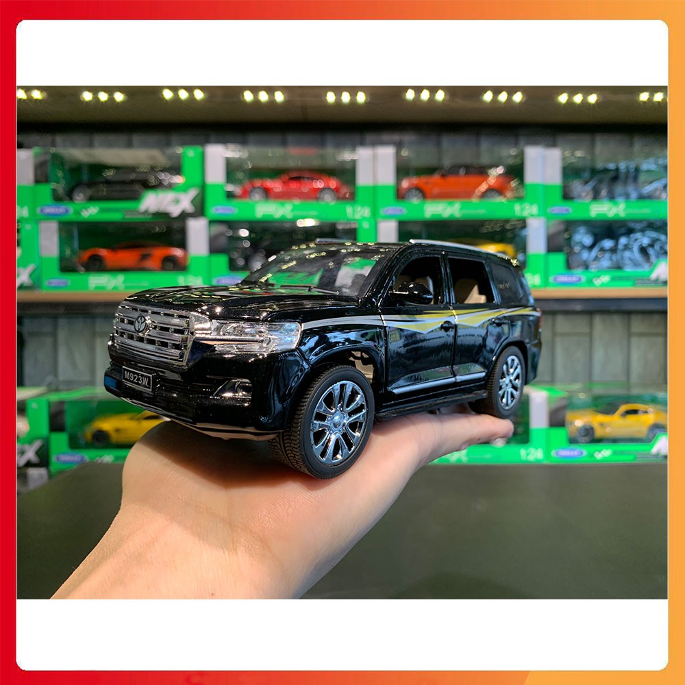 Xe mô hình Toyota Land Cruiser V8 tỉ lệ 1:24 hãng XLG Cao Cấp