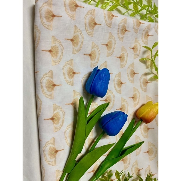Vải lụa cotton mềm, hoạ tiết quạt, co giản nhiều , dày dặn, có thể may độ bộ, đẩm