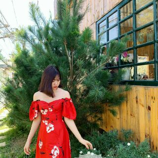 ĐẦM MAXI TRỄ VAI ĐỎ