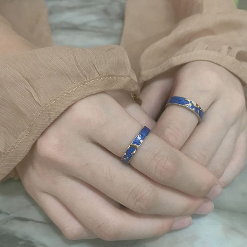 Bộ 2 Nhẫn Đeo Tay Bằng Hợp Kim Tráng Men Họa Tiết Bầu Trời Đầy Sao Màu Sắc Xanh Dương Độc Đáo Không Phai Màu Cho Nam