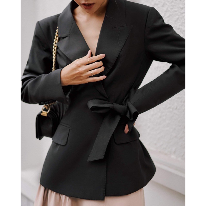 Áo blazer tay dài độn vai có thắt nơ ở eo Le Ville màu Đen - DEVONS STUDIO