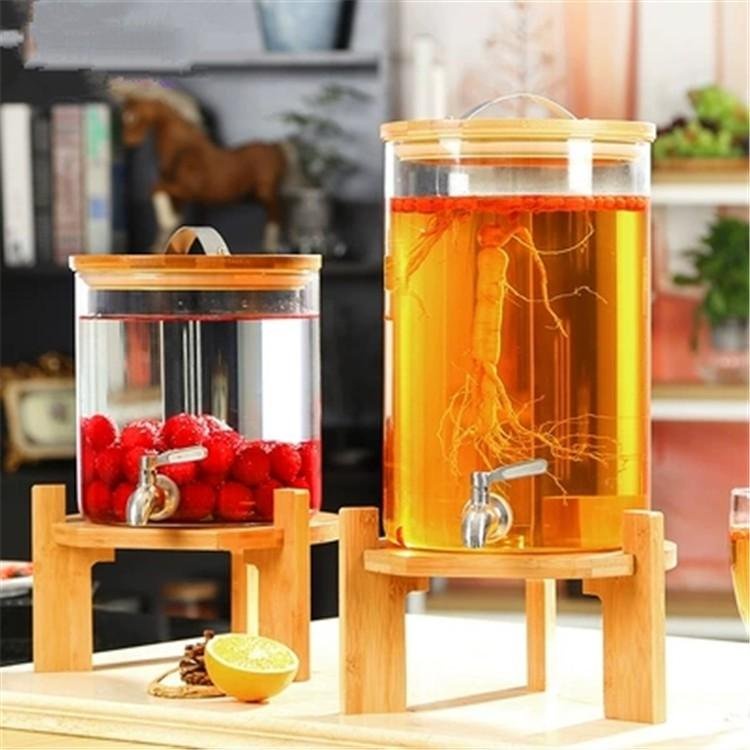 Bình thủy tinh đựng nước chịu nhiệt, bình ngâm rượu detox có vòi kèm kệ gỗ sang trọng.