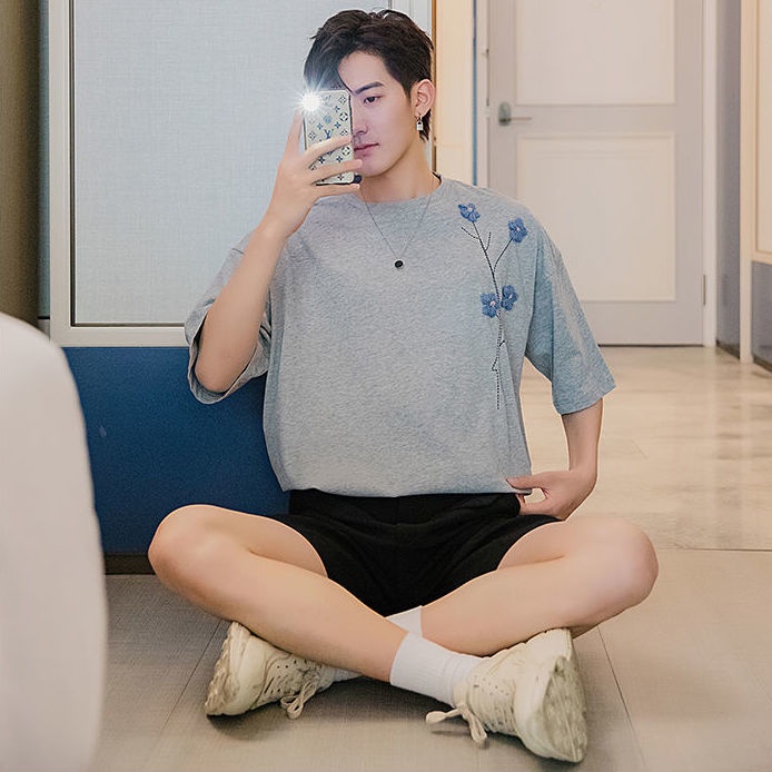 Áo Thun Tay Ngắn Dáng Rộng Thêu Họa Tiết Đơn Giản Trẻ Trung Cho Nam