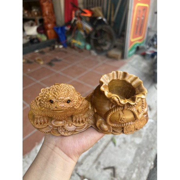 Tượng con cóc trấn chum gỗ bách