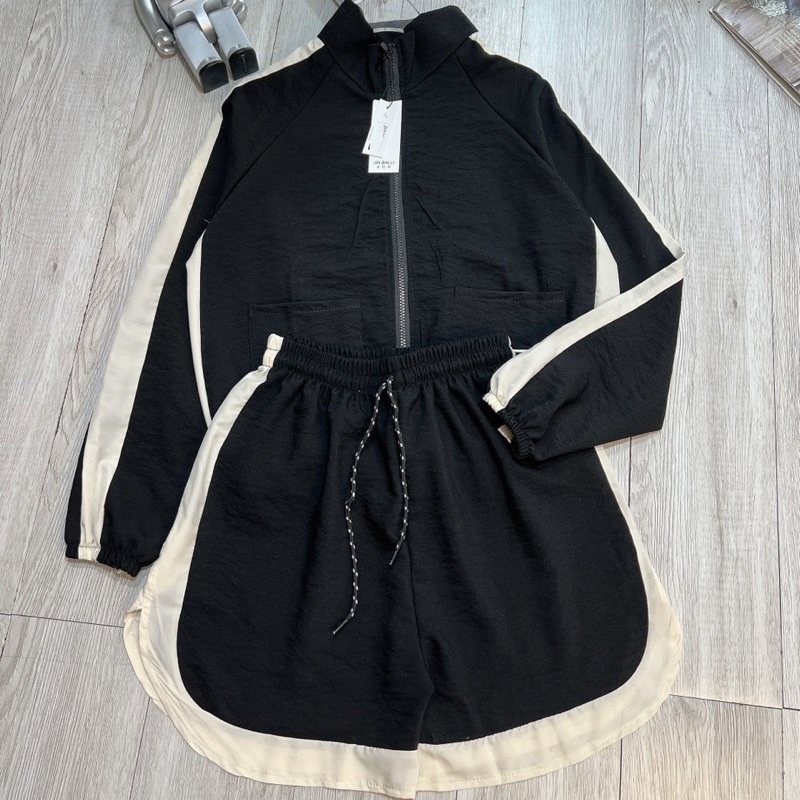 Set Bộ Áo Dài Tay Kéo Khoá Croptop Thể Thao Quần Sooc Đùi Chất Đũi Nhăn Phối Đen Trắng