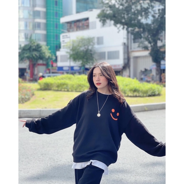 Áo nỉ cổ tròn logo mắt miệng cười đỏ TTA