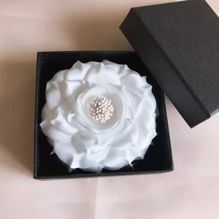 Cài áo hoa lụa trắng