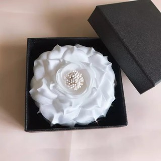 Cài áo hoa lụa trắng