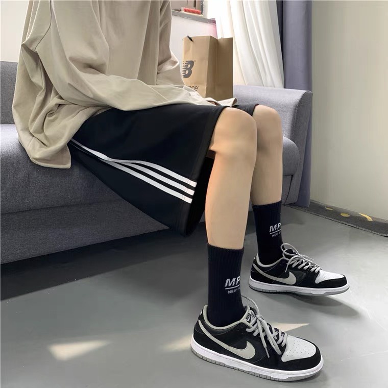 Quần short unisex phối 3 sọc phong cách thể thao, chất umi thể thao Q1