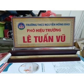 bảng chức danh mica đế gỗ