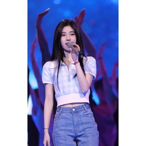 Áo len crotop có cổ hoạ tiết ô vuông so le Cúc Tịnh Y