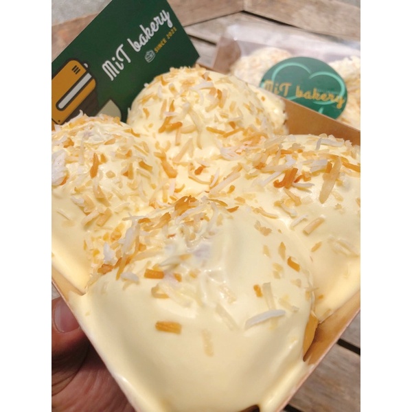 Bánh mì trà sữa trân châu kem trứng dừa nướng