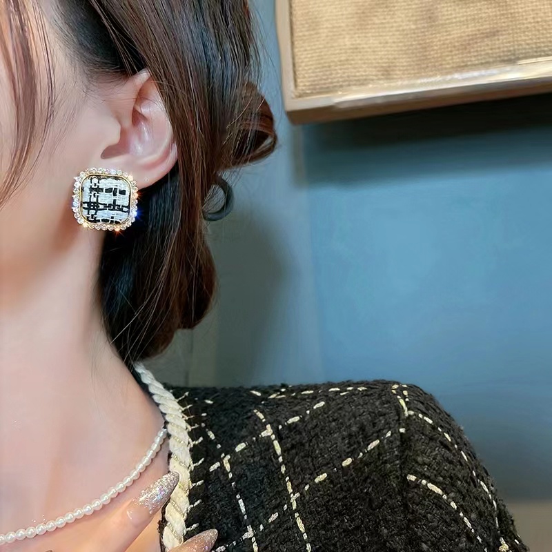 Bông Tai Mạ Bạc 925 Họa Tiết Caro Trắng Đen Thời Trang Dễ Phối Đồ