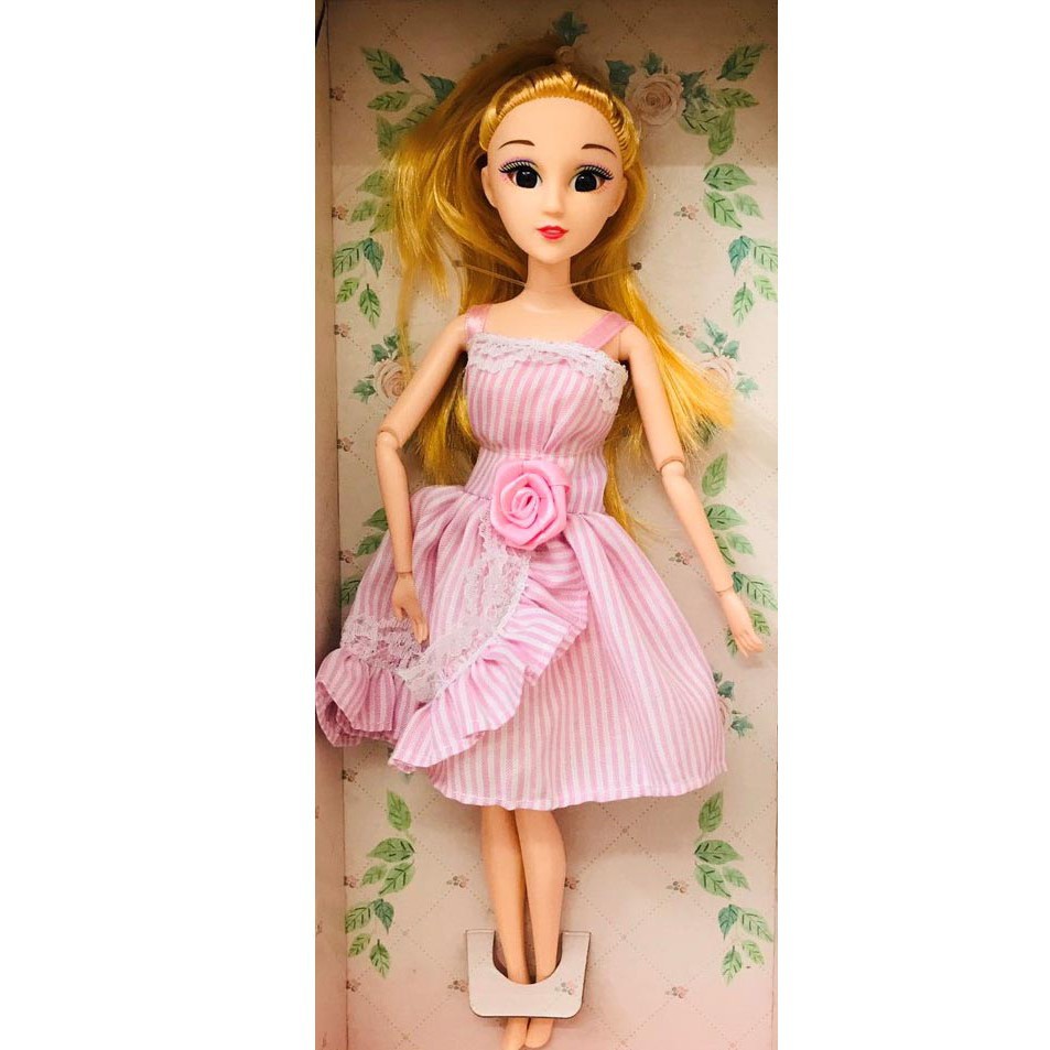 BÚP BÊ BARBIE VÀ PHÒNG TRANG PHỤC