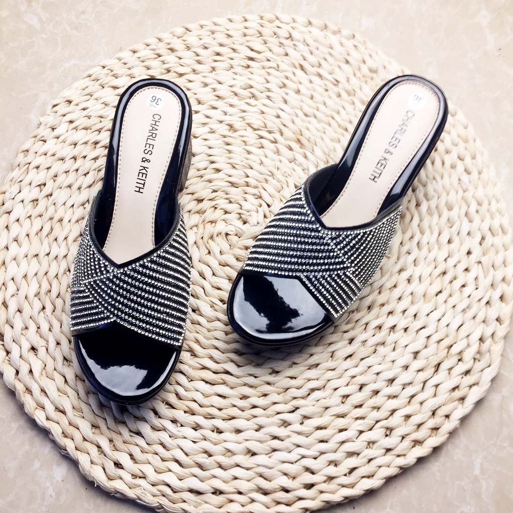 Dép thời trang trung niên đá sang trọng